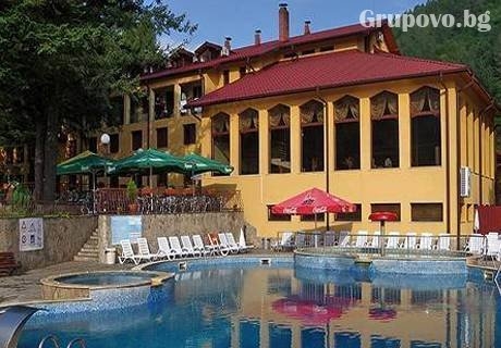 Уикенд за ДВАМА в хотел Балкан, с. Чифлик! 2 нощувки със закуски + минерален басейн и релакс зона