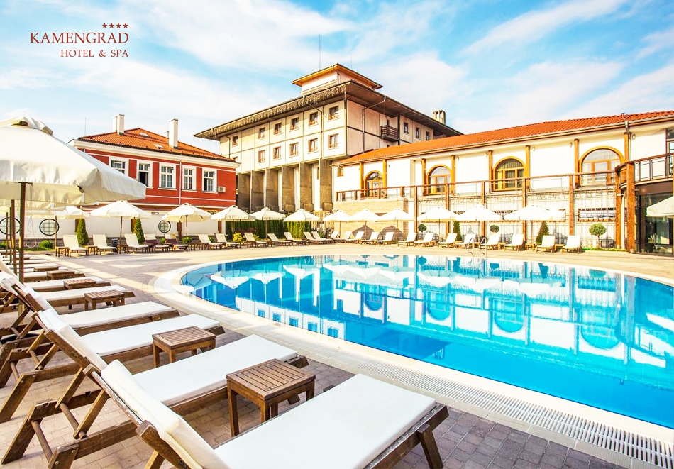 Делнична почивка в хотел Каменград****, Панагюрище! Нощувка на човек със закуска + минерални басейни и СПА