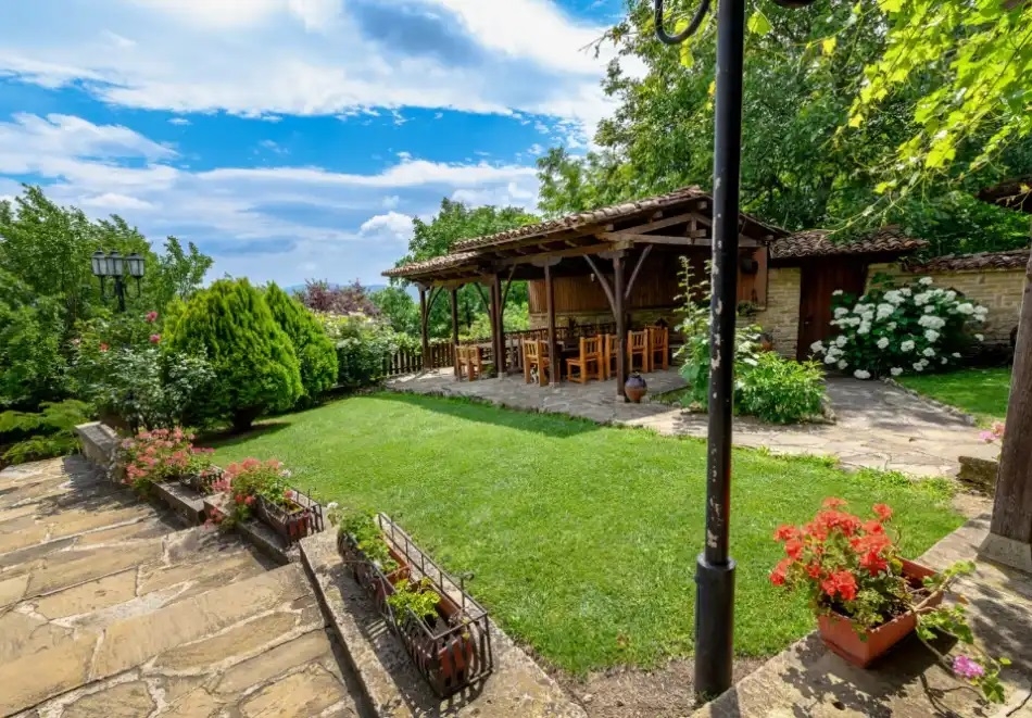 Почивка в Жеравна: 2 нощувки в къща с капацитет до 23 човека + ползване на механа и барбекю от Зарковата къща