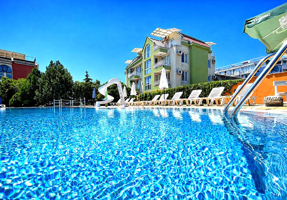 Почивка на 50м. от плажа в Равда: Нощувка на човек със закуска, обяд и вечеря + басейн от Минт Фемили Хотел