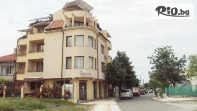 Почивка на метри от центъра и плажа в Приморско! Нощувка с възможност за закуска и вечеря, от Фамилна къща Авджиеви