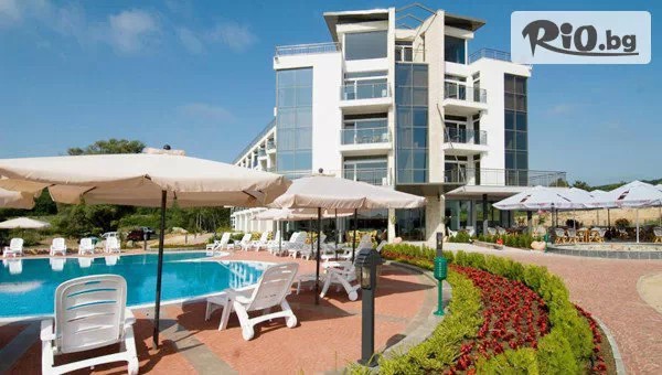 Септемврийска почивка на брега на морето в Хотел Южна перла, Каваци! Нощувка със закуска за двама + безплатно за дете до 17.99 г.