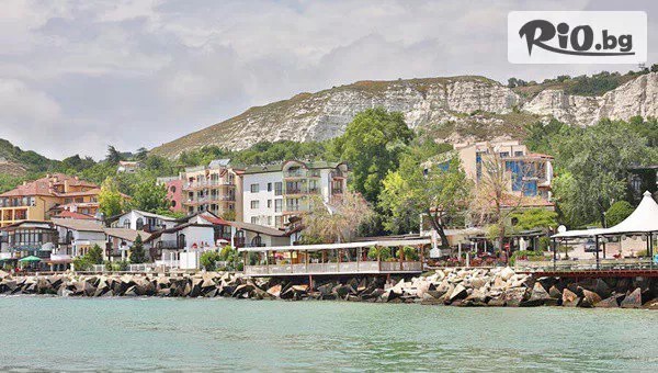 Почивка на първа линия в Хотел-ресторант Бяла къща, Балчик! Нощувка със закуска и вечеря + джакузи, парна баня и сауна