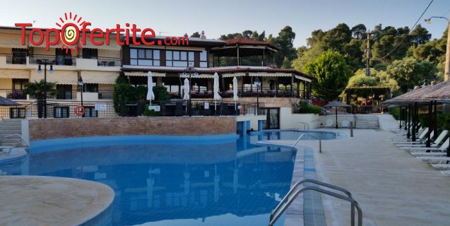 Makednos Hotel 2*, Ситония, Халкидики, Гърция! Нощувка + закуска, ползване на басейн, безплатно за дете до 12 г. и опция с вечеря за 39.80 лв. на човек